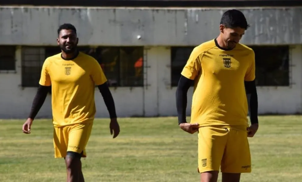 Martín Chiatti (der.) junto a Adrián Jusino en uno de los últimos entrenamientos del Tigre. Foto: Club The Strongest
