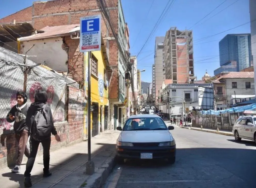 El parqueo tarifado anunciado por el alcalde César Dockweiler es criticado por choferes del transporte libre. Foto: AMUN