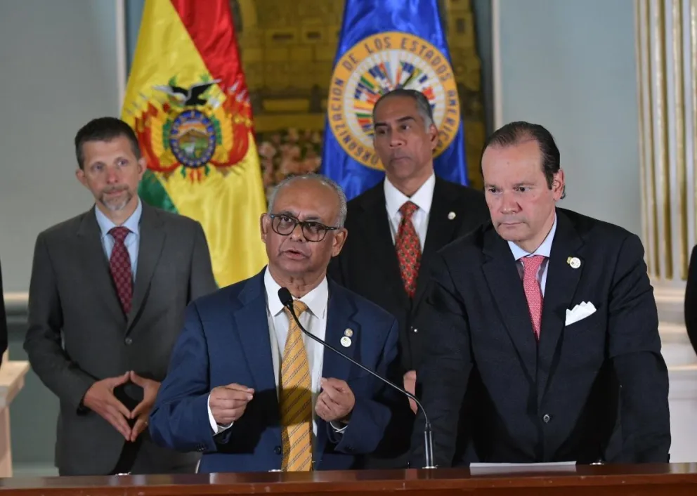 El secretario general de la OEA, Albert Ramdin; el canciller de Panamá, Javier Eduardo Martínez-Acha Vásquez; y otros miembros de esa organización, en conferencia de prensa. Foto: APG