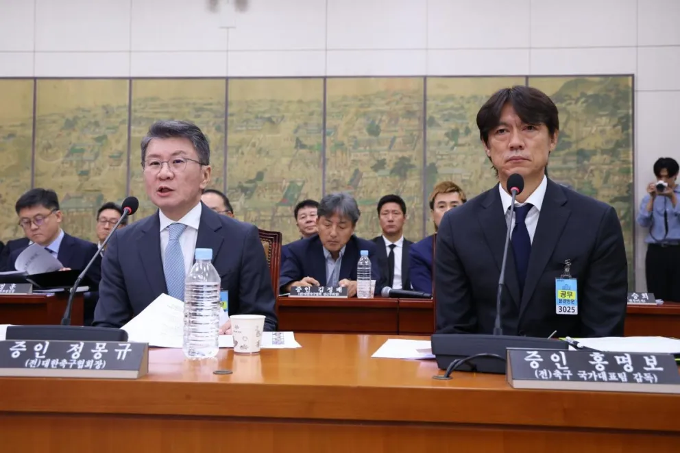 Chung Mong-gyu (izq.), expresidente de la KFA, y Hong Myung-bo, y el exseleccionador de fútbol de Corea del Sur, durante la audiencia. Foto: EFE