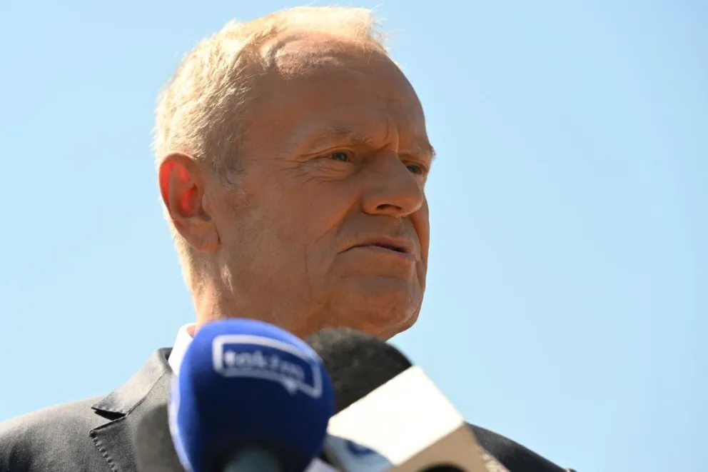 El primer ministro de Polonia, Donald Tusk, atiende a la prensa en Tarnawa-Kolonia, el pueblo donde cayó un misil de posible procedencia rusa. Foto: EFE