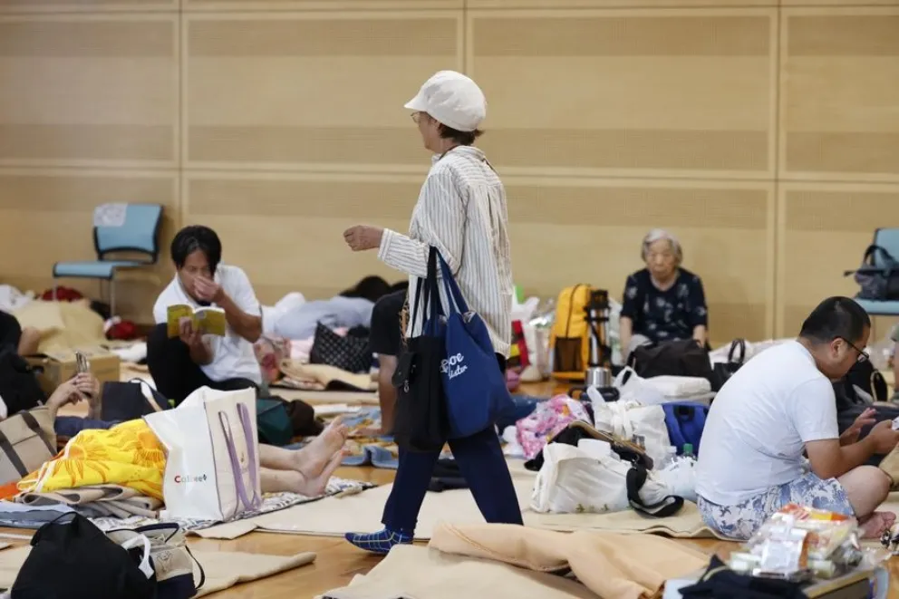 Personas buscan alimentos y agua en zonas afectadas por el terremoto de Kumamoto, Japón. Foto: EFE