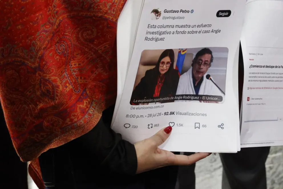 Angie Rodríguez sostiene un documento tras presentar una denuncia ante la Comisión de Acusación de la Cámara de Representantes contra el presidente Gustavo Petro, este 29 de julio de 2026, en Bogotá (Colombia). Foto: EFE