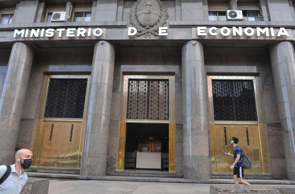 La entrada principal de la Sede del Ministerio de Economía de Argentina, en la ciudad de Buenos Aires. Foto: EFE