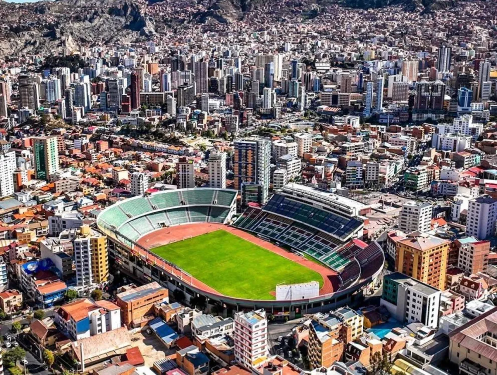 El Hernando Siles en medio de los edificios de la urbe paceña. Foto: Internet.