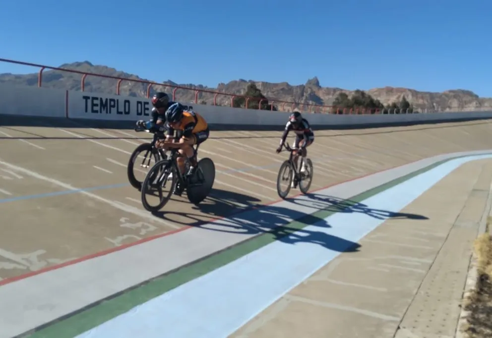 Tres ciclistas compiten en el velódromo. Foto: Alberto Rivera.