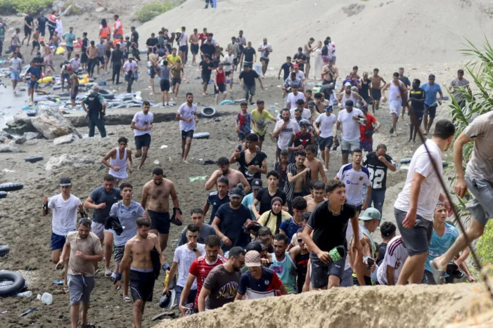 Miles de jóvenes marroquíes llegaron este jueves a la frontera entre Castillejos (Marruecos) y Ceuta para tratar de cruzar la valla que separa las dos ciudades, según pudo comprobar EFE