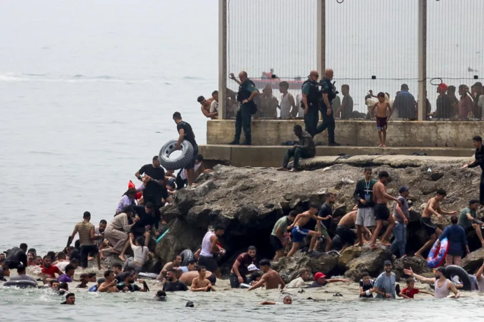 Miles de jóvenes marroquíes llegaron este jueves a la frontera entre Castillejos (Marruecos) y Ceuta para tratar de cruzar la valla que separa las dos ciudades, según pudo comprobar EFE. 