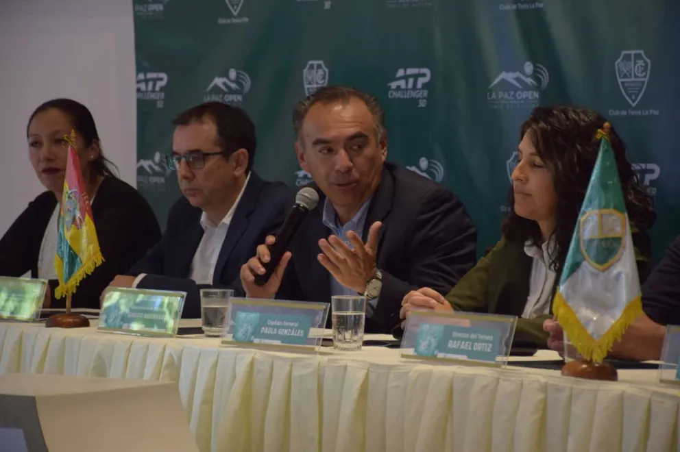 Bustamante (centro), habla durante la conferencia del Challenger 50 La Paz Open 2026. Foto: CTLP.