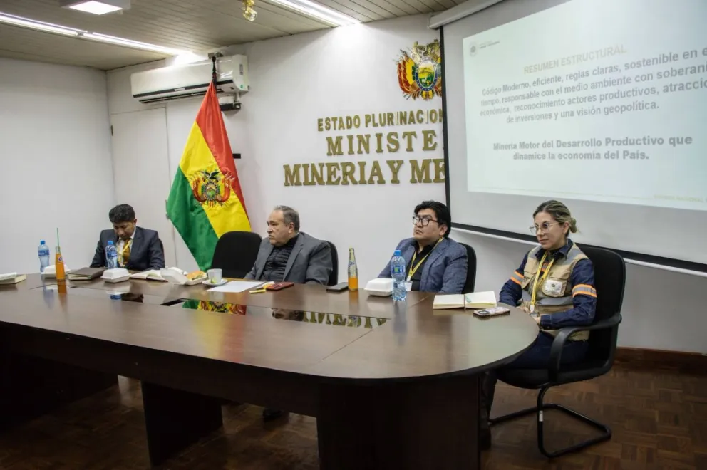 El ministro de Minería, Marco Antonio Calderón, participa en la Cumbre Nacional Minera. Foto: MMyM