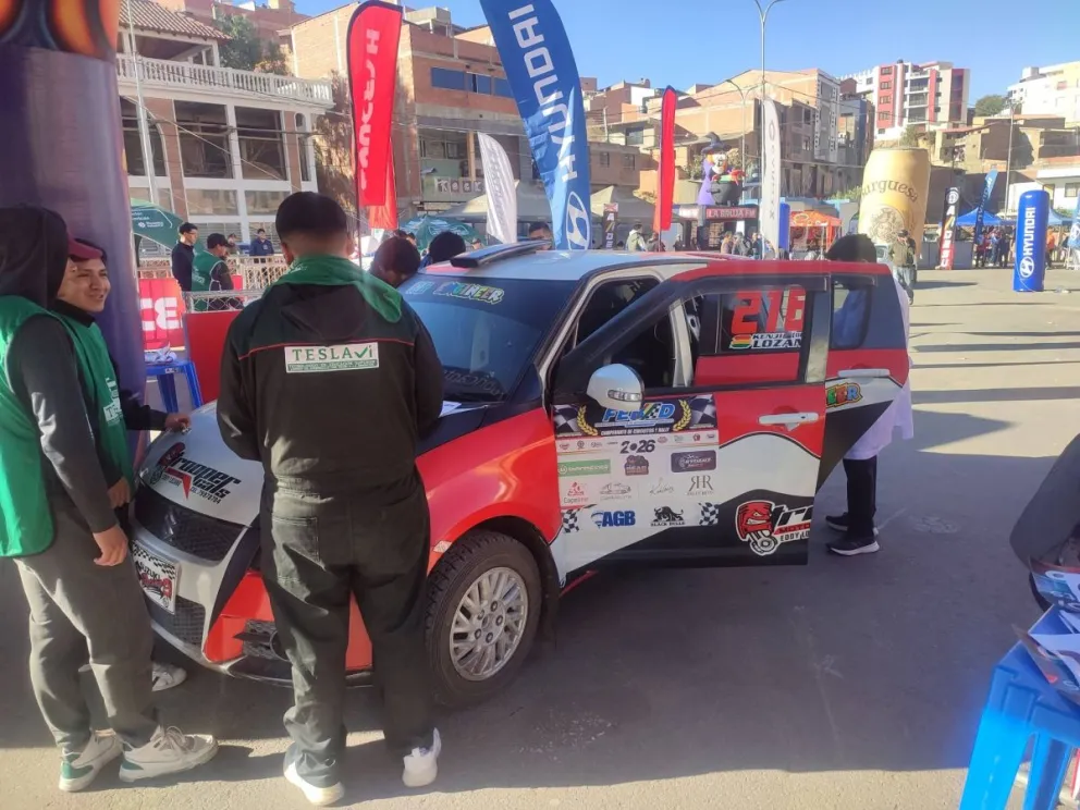 La revisión técnica de uno de los coches. Foto: AADESU.