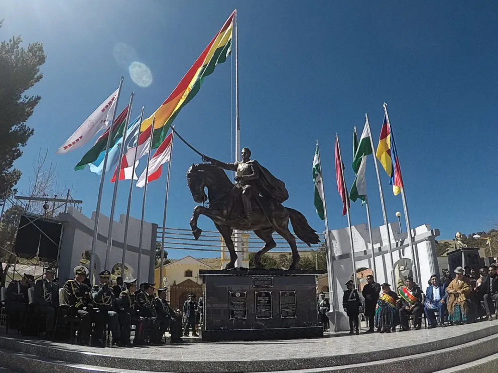 El monumento en honor al mariscal Andrés de Santa Cruz y Calahumana, ubicado en la Plaza de Armas de Huarina. Fotos: Marco Fernández Ríos