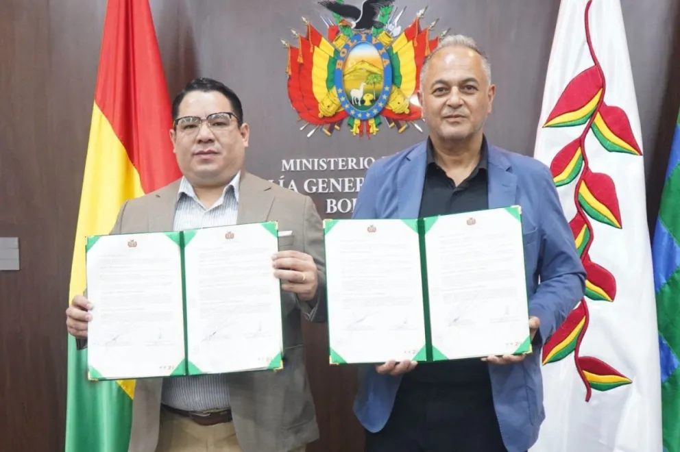 Mariaca y Costa muestran el convenio de cooperación firmado en Sucre. Foto: Marka Registrada