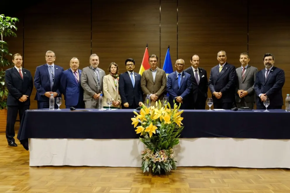 La Misión de Alto Nivel de la OEA junto al presidente Paz y el canciller Aramayo. Foto: Oficina del Presidente 