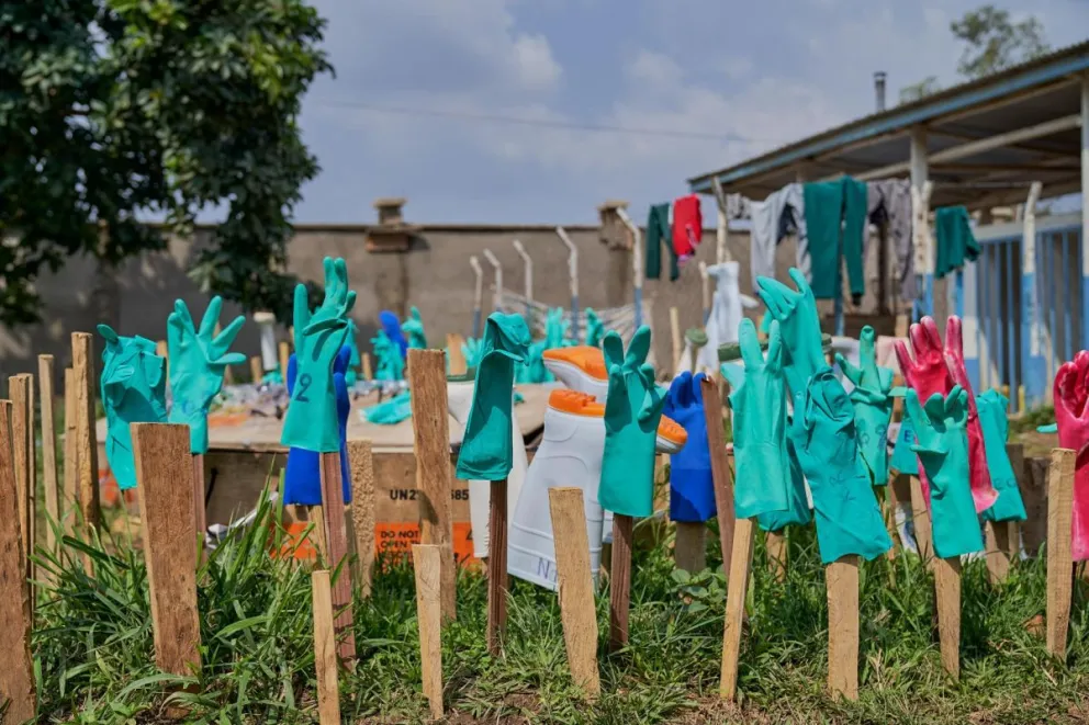 Unos guantes de goma se secan al sol en el centro para tratar el ébola del hospital general de Bunia, en la provincia de Ituri, epicentro del brote de ébola desatado en la República Democrática del Congo (RDC). Foto: EFE