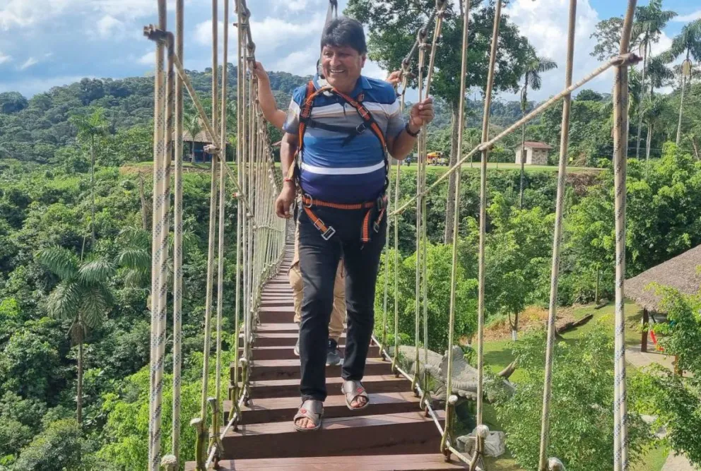 El expresidente Evo Morales pasea en un parque del Trópico de Cochabamba. La foto fue tomada esta semana.