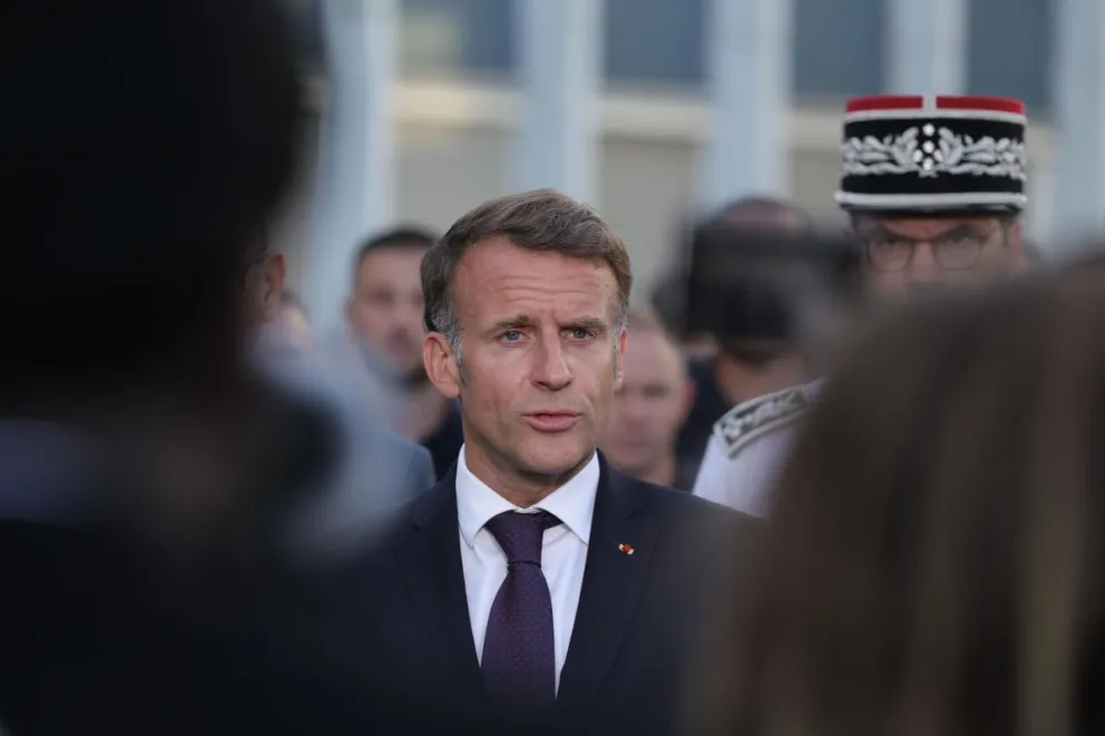 El presidente de Francia, Emmanuel Macron, habla con la prensa tras una visita al centro operativo departamental de bomberos y rescate (CODIS) en Burdeos. (Francia, Burdeos). Foto: EFE