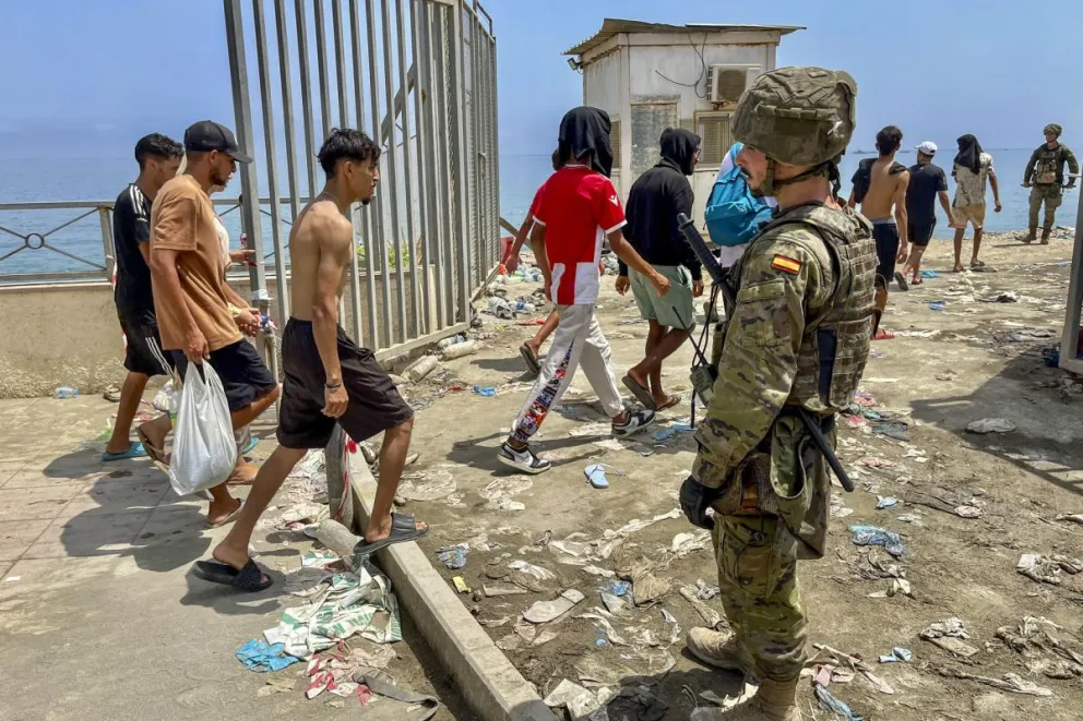 Un número de inmigrantes regresan a pie a su país de origen (Marruecos), este viernes. Foto: EFE