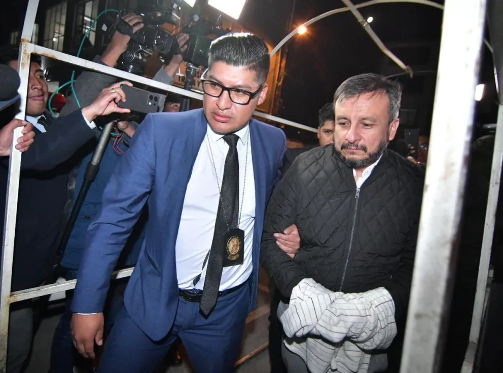 Mauricio Medinaceli al momento de ser trasladado a la FELCC. Foto: APG