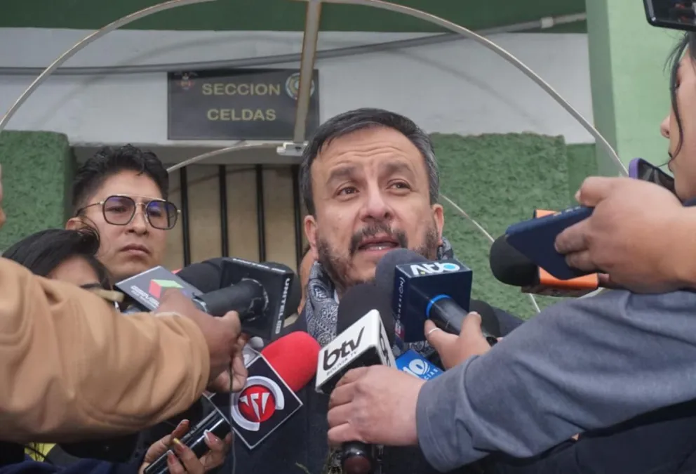 El exministro de Hidrocarburos Mauricio Medinaceli sale de las celdas de la FELCC de La Paz. Foto: APG