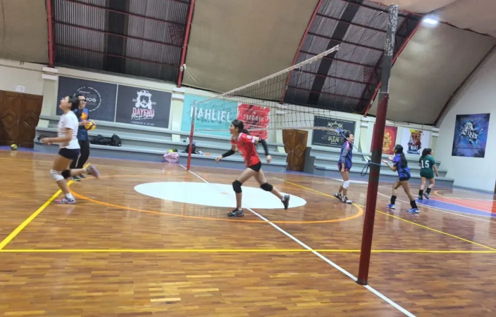 Entrenamiento del equipo femenino del colegio Vida y Verdad previo al debut en el torneo.