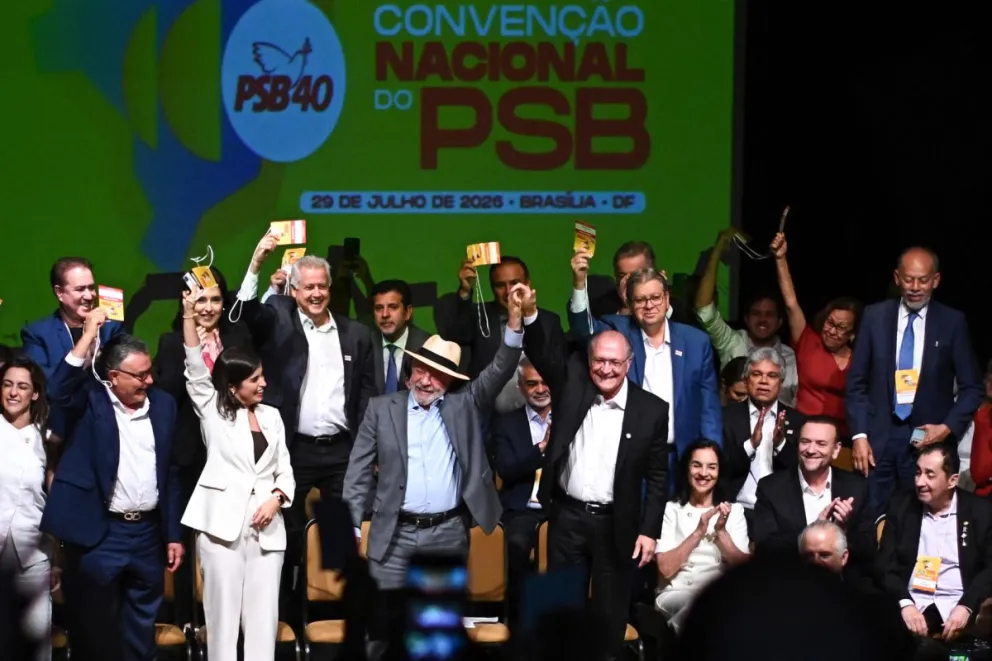 Fotografía del 29 de julio de 2026 del presidente de Brasil, Luiz Inácio Lula da Silva, (c-i) junto al vicepresidente, Geraldo Alckmin (c-d) en la convención de referéndum del Partido Socialista Brasileño (PSB). Foto: EFE