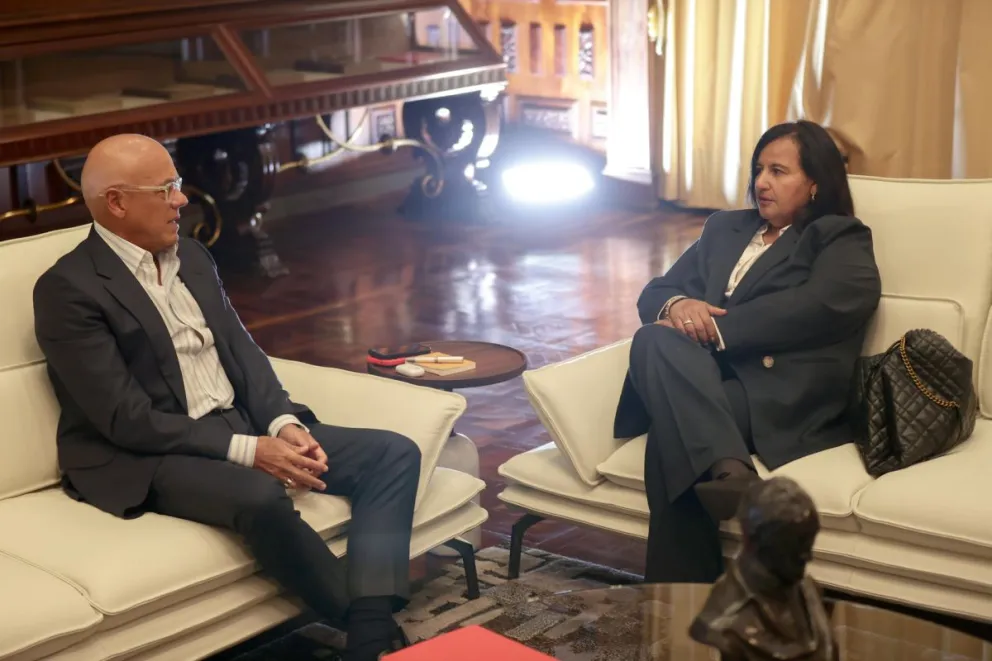 Fotografía de archivo del 18 de junio de 2026 del presidente de la Asamblea Nacional, Jorge Rodríguez (i), hablando durante una reunión con la exdiputada Dinorah Figuera en Caracas (Venezuela). EFE