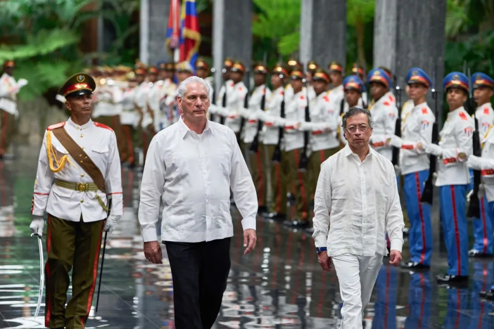 Fotografía del 31 de julio del presidente de Cuba, Miguel Diaz-Canel (c), junto a su homólogo de Colombia, Gustavo Petro, durante un acto protocolario, en la Plaza de la Revolución en La Habana (Cuba). EFE