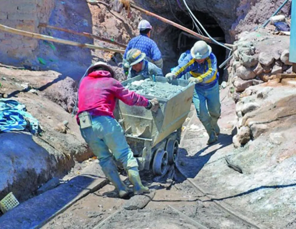 Trabajadores mineros del departamento de Potosí. Foto El Potosí