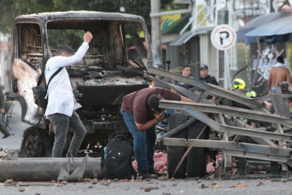 Policías inspeccionan el lugar donde ocurrió un atentado terrorista este sábado, en Cúcuta (Colombia). EFE