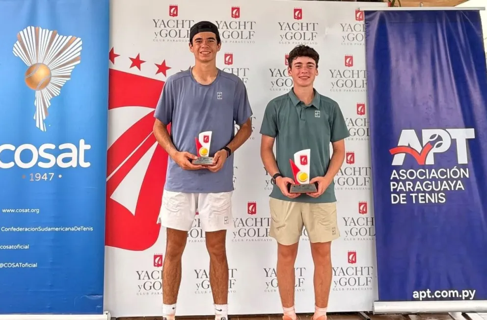 Samuel Glogau (der.) junto a Emmanuel Paz muestran sus trofeos después de ganar el torneo de dobles Sub-16. Foto: FBT