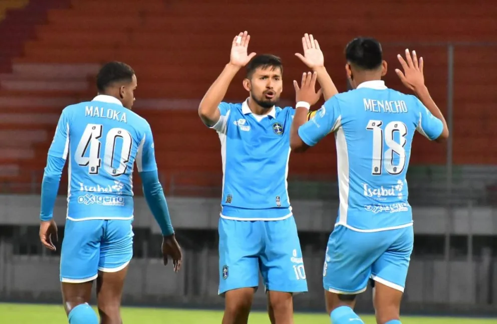 Adalid Terrazas (centro) felicita a Rafeel Menacho (18) después de anotar el segundo gol de San Antonio. Foto: Agencia Marka Registrada