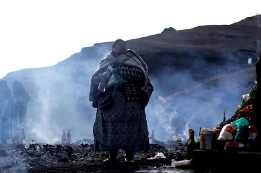 Una persona participa en un ritual con motivo del inicio del mes de la Pachamama este sábado, en La Cumbre en (Bolivia). EFE