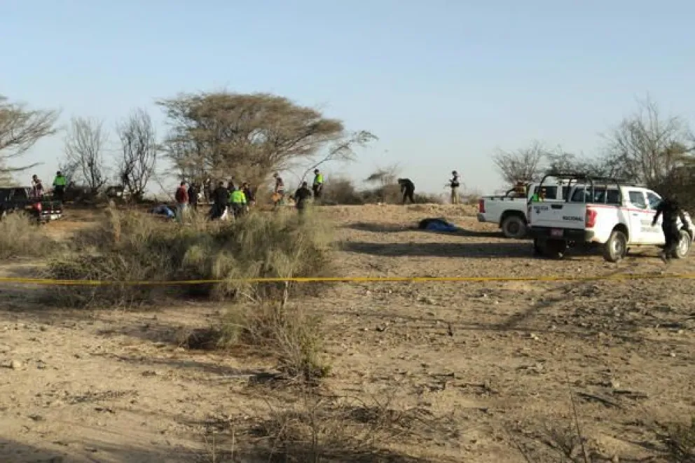 Integrantes la Policía de Perú operan en la zona donde una avioneta que sobrevolaba sobre las Líneas de Nazca se estrelló y dejó 13 personas fallecidas, entre ellos 11 turistas en la municipalidad provincial de Nazca (Perú). EFE