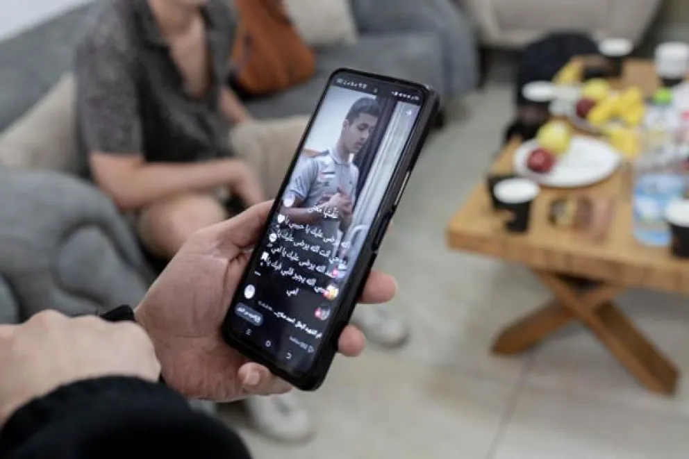 La madre de Ahmad al Salah muestra un vídeo de su hijo, asesinado en julio de 2025 por tropas israelíes, que también se llevaron su cuerpo, cerca del muro que rodea Cisjordania ocupada en el pueblo de Jader, en la gobernación de Belén. EFE