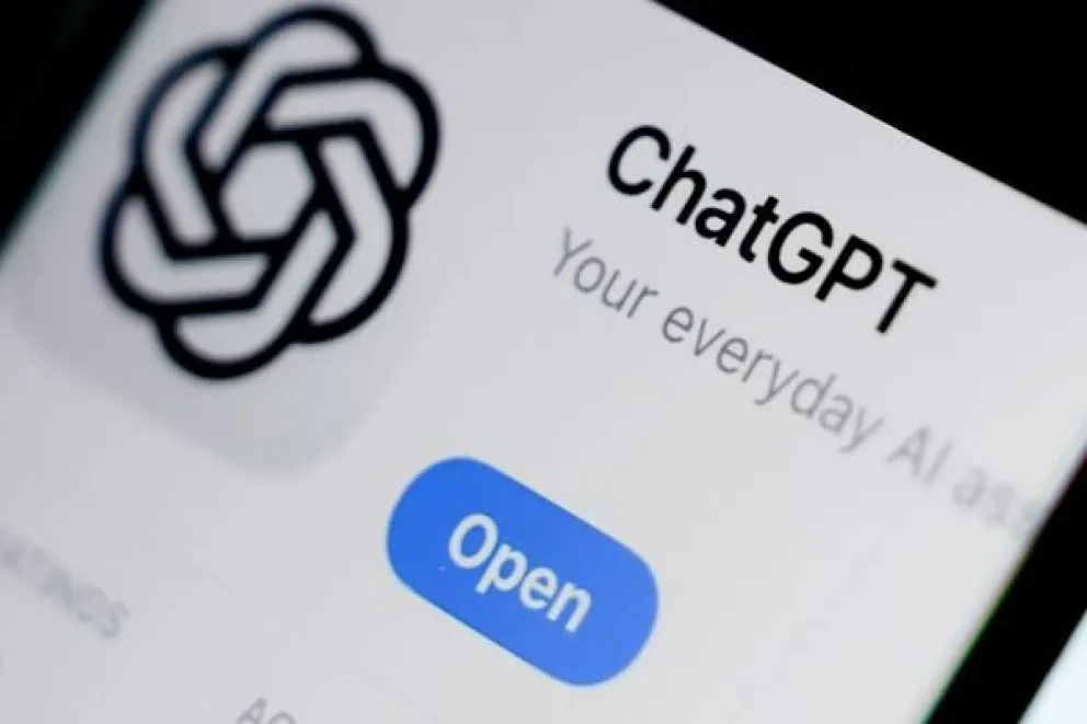 Imagen en la pantalla de un móvil de la aplicación ChatGPT. EFE