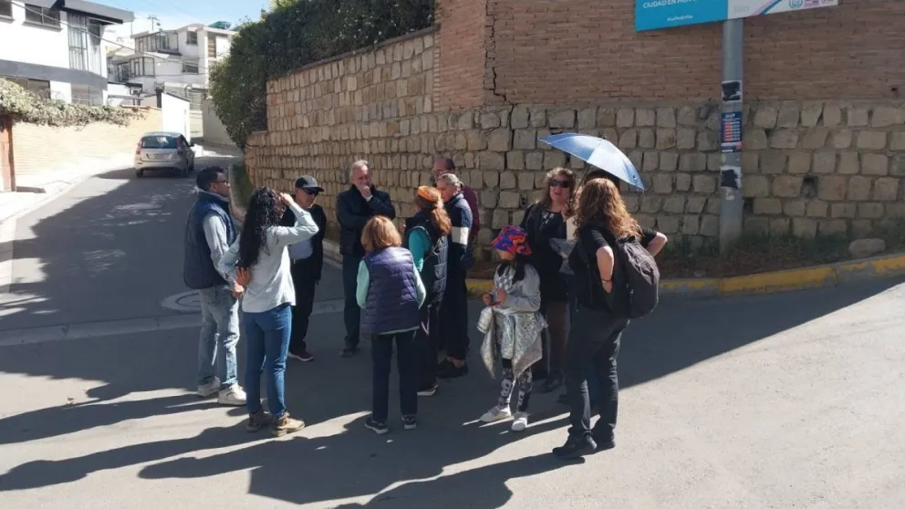 La inspección que se realizó junto a vecinos de Obrajes. Foto: Fabián Yaksic