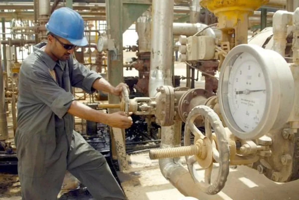 Un operario abre una válvula en una refinería de Najaf, en Irak, en una foto de archivo. EFE