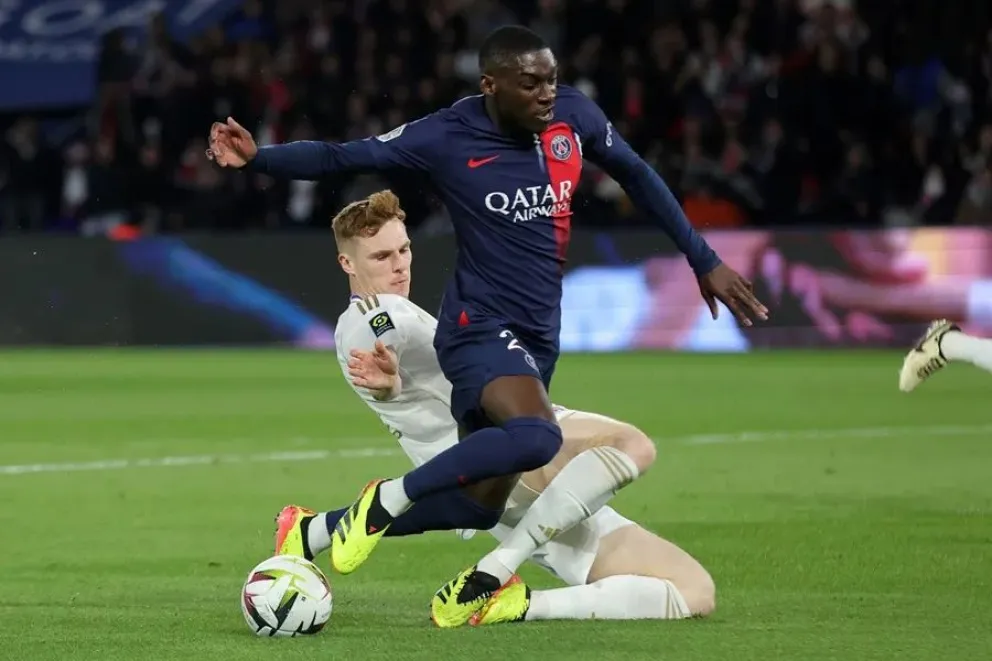 Kolo Muani, del PSG, en acción durante el partido de fútbol de la Ligue 1 francesa. Foto: EFE.