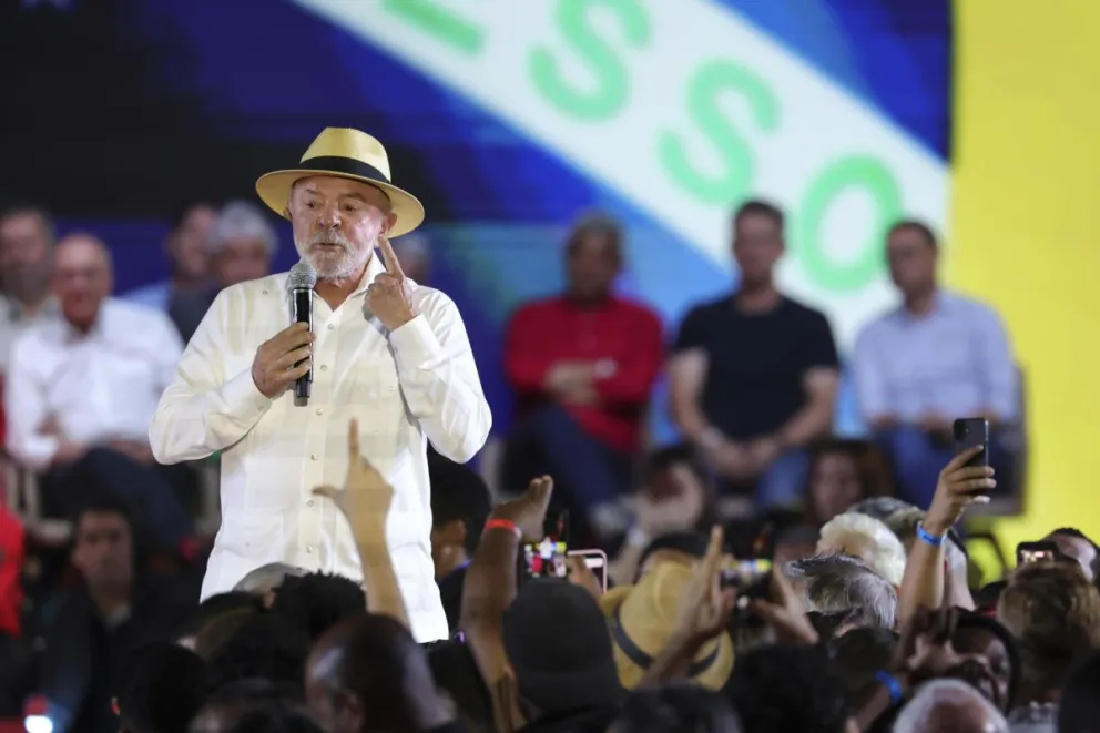 El presidente de Brasil, Luiz Inácio Lula da Silva, reacciona en la convención nacional del Partido de los Trabajadores de Brasil (PT) este domingo, en Sao Paulo (Brasil). EFE