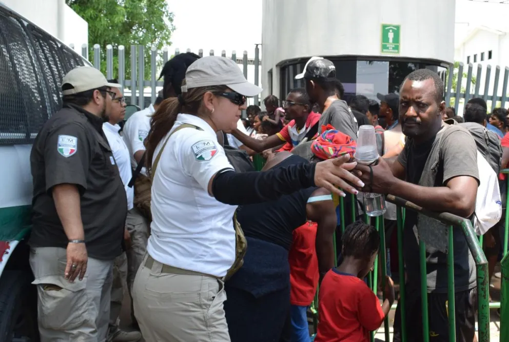 Alrededor de 40 migrantes cubanos que fueron asegurados y trasladados del centro del país a la estación migratoria siglo XXI, en el sureño estado de Chiapas, se amotinaron al conocer que iban a ser deportados y prendieron fuego al lugar. Foto: EFE