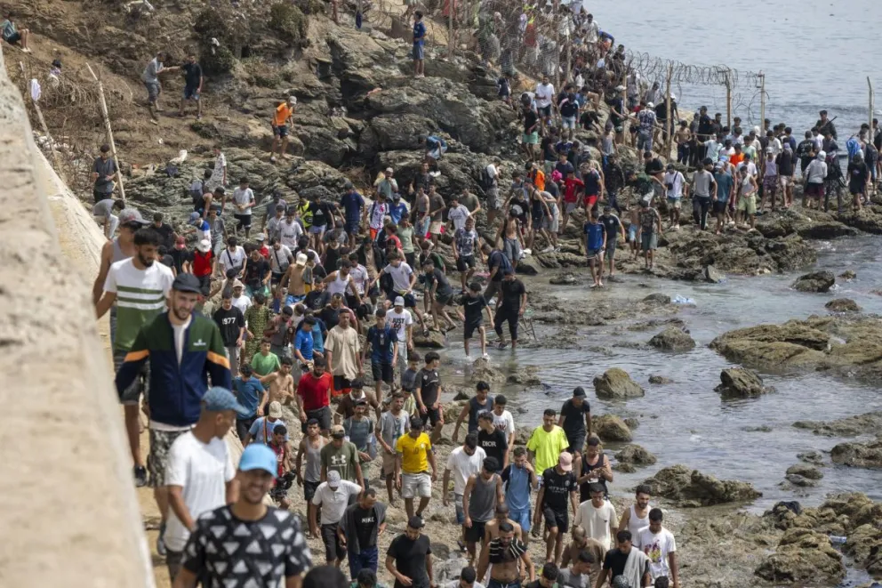 Migrantes regresando a Marruecos tras la entrada masiva a la ciudad española de Ceuta del pasado 30 de julio. EFE