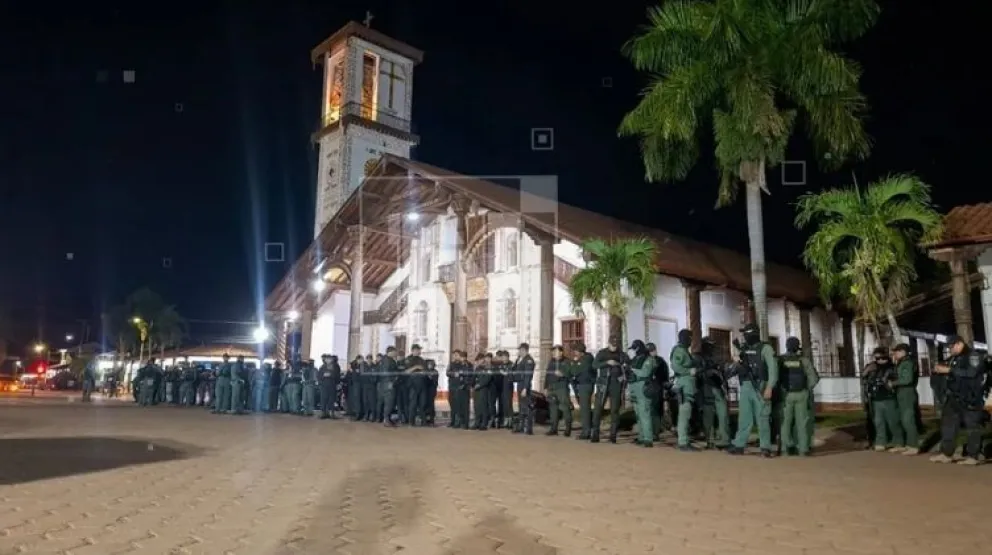 Policías desplegados en San Ignacio este domingo. Foto: Javier Angulo/Red Uno