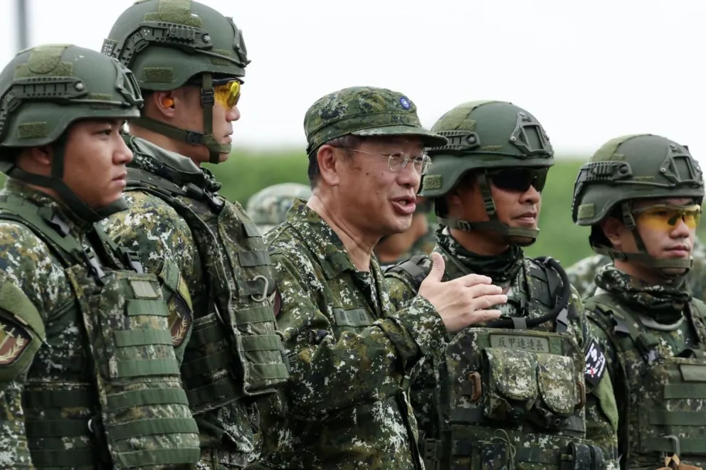 El ministro de Defensa de Taiwán, Wellington Koo (C), hablando durante ejercicios de lanzamiento de misiles en Fangshan, en el condado taiwanés de de Pingtung. Foto: EFE/
