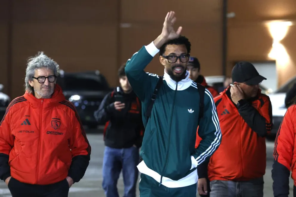 Vozinha saluda a la gente tras su llegada a Chile. Foto: EFE.