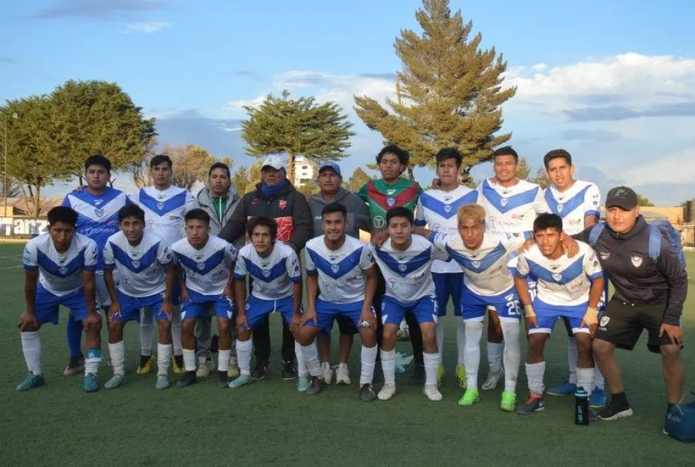 La plantilla del Santo que jugó el año pasado en la Primera A de Oruro. Foto: CSJ