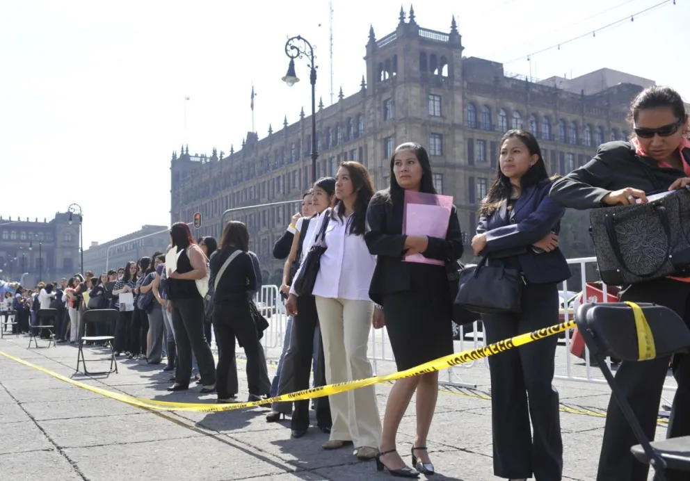 Fotografía de archivo del 13 de marzo de 2014, que muestra a cientos de jóvenes mexicanos asistiendo a una Feria del Empleo en Ciudad de México (México). Foto: EFE