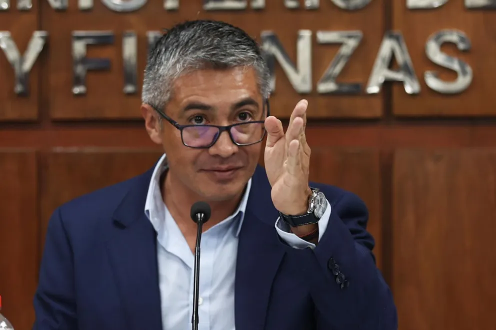 El ministro de Economía y Finanzas Públicas, José Gabriel Espinoza, hablando en una rueda de prensa en La Paz (Bolivia). Foto: EFE