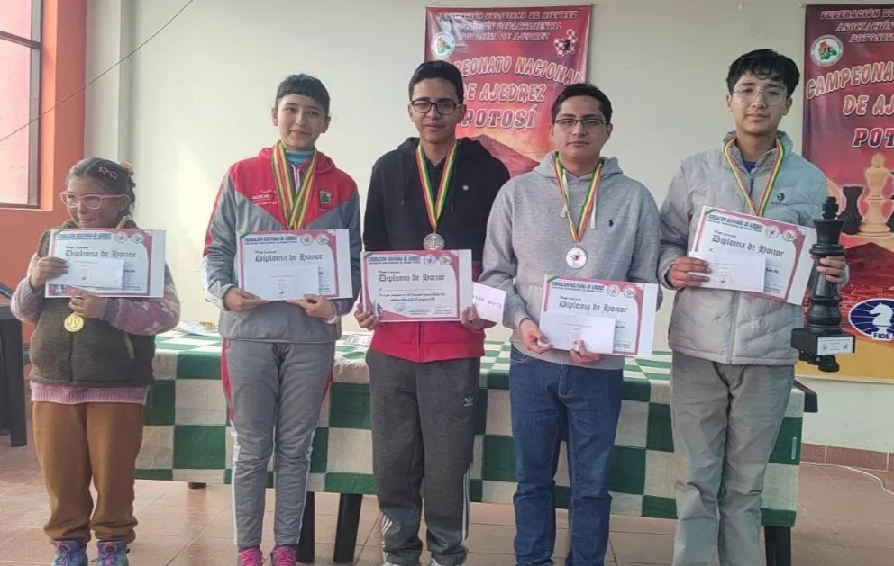 Los premiados del campeonato. Foto: Federación Boliviana de Ajedrez.