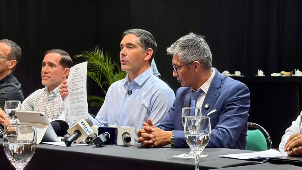 Los ministros Óscar Mario Justiniano y José Gabriel Espinoza informaron los resultados de las mesas técnicas con la Cámara Boliviana de Desarrolladores Inmobiliarios (CBDI), instaladas tras denuncias ciudadanas.